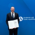 Náhled článku: Rodák z Klášterce mění budoucnost solární energie. Fyzik Aleš Vlk získal Prémii Otto Wichterleho