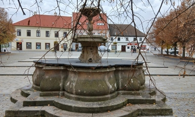 Náhled článku: Jirkovská kašna z 18. století opět odpočívá. Bohužel i letos ji lidé proměnili v odpadkový koš