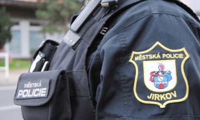 Náhled článku: Strážníci v Jirkově zachránili devadesátiletého muže. Ležel bezmocně na podlaze svého bytu