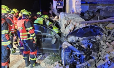 Náhled článku: Dramatická noc v Kyticích: Auto vletělo do domu, hasiči bojovali o čas