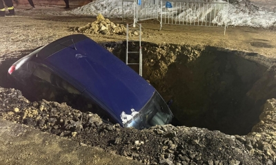 Náhled článku: V Hrobu skončilo auto ve výkopu, na místě zasahoval vyprošťovací automobil