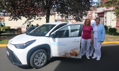 Náhled článku: Teplická porodnice má nové auto. Porodní asistentka s ním vyráží za maminkami domů
