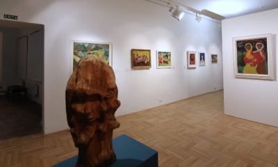 Náhled článku: Barevný svět skleněné drti: Výstava Rudolfa Dzurka v Litoměřicích pokračuje