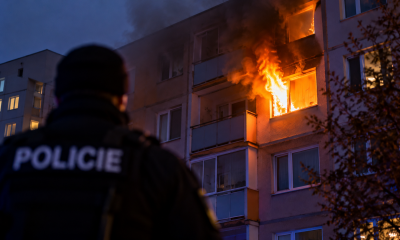 Náhled článku: Z bytu v Ústí šlehaly plameny, uvnitř zůstala žena. Policisté vyrazili dveře beranidlem