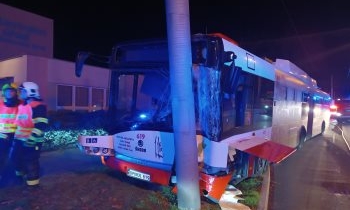 Náhled článku: Nehoda trolejbusu v Krásném Březně: Po nárazu do sloupu hasiči vyprošťovali řidiče, osm lidí se zranilo