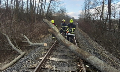 Náhled článku: Hasiči v Ústeckém kraji se o Štědrém dnu nezastavili: Od hořících stromků po uvolněné plechy