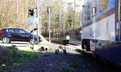 Náhled článku: Tragédií na přejezdech přibývá. Nový trenažér učí řidiče, jak přežít srážku s vlakem