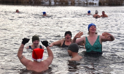 Náhled článku: Silvestrovské otužování v Žatci: Ohře měla dva stupně, do vln skočil i starosta