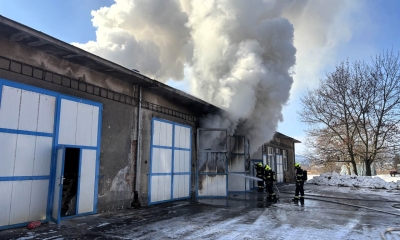 Náhled článku: Požár garáže v průmyslovém areálu v Klášterci nad Ohří: shořelo obytné auto i loď