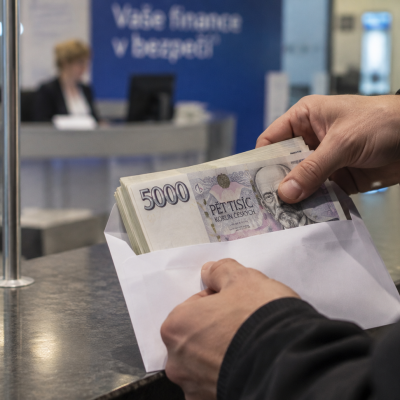 Náhled článku mobil: Za převod 245 tisíc dostal 2 450 korun. Nabídka snadného výdělku skončila u policie