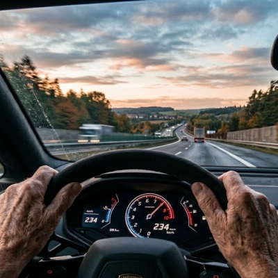 Náhled článku mobil: Senior na dálnici I/7 výrazně překročil rychlost, policisté mu na místě vzali řidičský průkaz