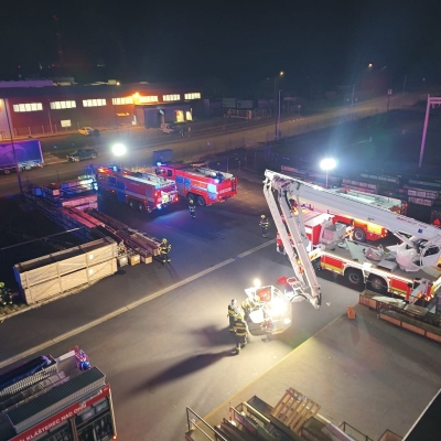 Náhled článku mobil: Požár průmyslové haly v Kadani zaměstnal devět hasičských jednotek