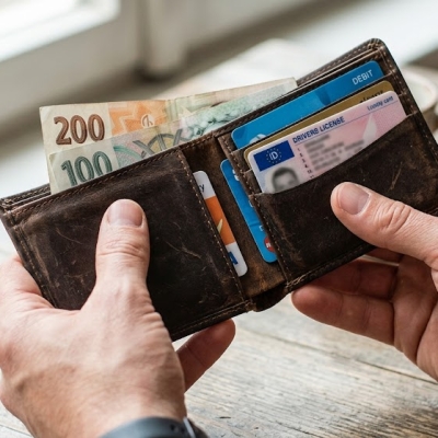 Náhled článku mobil: Většina Čechů hodnotí svou životní úroveň kladně, ohledně vývoje ekonomiky však panují obavy