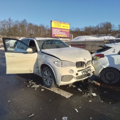 Náhled článku mobil: Čtyři auta se srazila u výjezdu z Mostu, pět lidí skončilo v péči lékařů