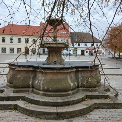Náhled článku mobil: Jirkovská kašna z 18. století opět odpočívá. Bohužel i letos ji lidé proměnili v odpadkový koš