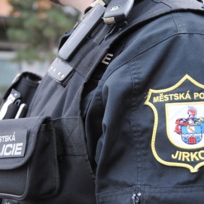Náhled článku mobil: Strážníci v Jirkově zachránili devadesátiletého muže. Ležel bezmocně na podlaze svého bytu