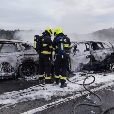 Náhled článku mobil: Po srážce na silnici I/6 začala hořet dvě auta. Všech osm cestujících se stihlo zachránit