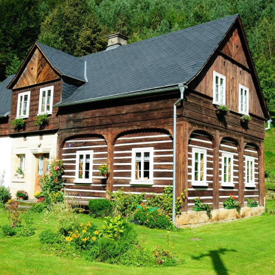 Náhled článku mobil: Tisíce návštěvníků a unikátní řemeslo: Den podstávkových domů se vrací v plné síle