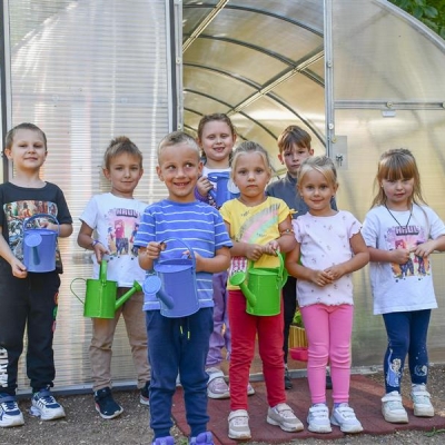 Náhled článku mobil: Mateřská škola Pod Lajsníkem učí děti zahradničit. Nový skleník má přinést radost i zdravé návyky