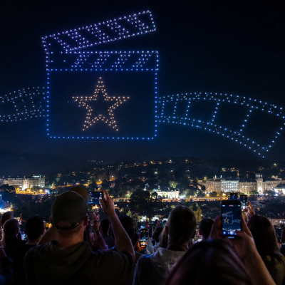 Náhled článku mobil: Karlovy Vary letos bez ohňostroje. Festival zahájí největší dronová show v historii Česka a Slovenska