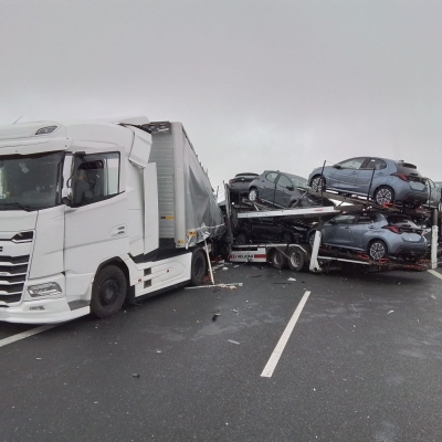 Náhled článku: Odpolední nehoda tří kamionů ochromila dálnici D8