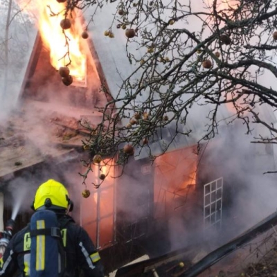 Náhled článku mobil: Plameny pohltily chatku v Kadani: Škoda šplhá k milionu