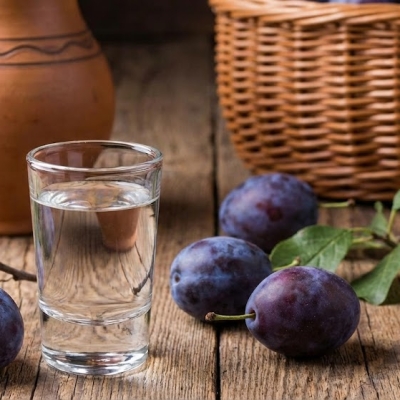 Náhled článku mobil: Celníci udeřili na pálenici na Ústecku. Místo pěstitelského pálení se tam nelegálně vyráběl gin a likéry