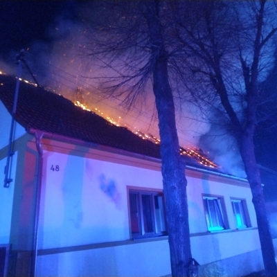 Náhled článku mobil: Noční požár střechy rodinného domu ve Stebně způsobil milionové škody