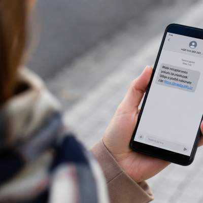 Náhled článku mobil: Pozor na falešné pokuty. Lidem chodí podvodné SMS, které se tváří jako zprávy od úřadu