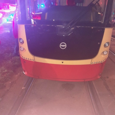 Náhled článku mobil: Chodec zůstal v Mostě zaklíněný pod tramvají. Hasiči vůz nadzvedli speciálními vaky