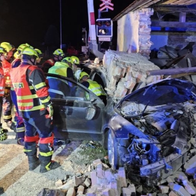 Náhled článku mobil: Dramatická noc v Kyticích: Auto vletělo do domu, hasiči bojovali o čas