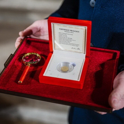 Náhled článku mobil: Unikátní Svatobarborský dukát mizí z trhu. Jde o první požehnanou minci moderní doby