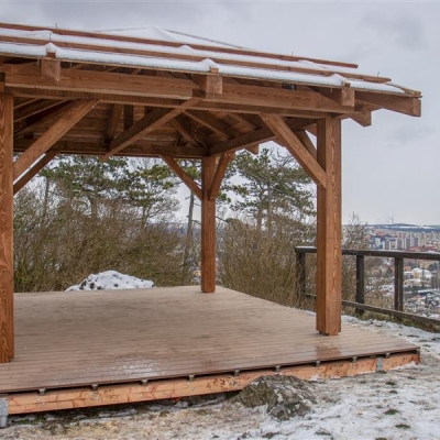 Náhled článku mobil: Pod Hněvínem roste nová dominanta. Altán z participativního rozpočtu nabídne netradiční výhledy