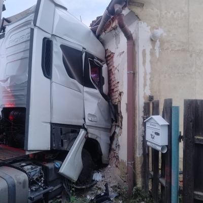 Náhled článku mobil: Obrovské štěstí ve Strojeticích. Kamion narazil do domu, nikdo nebyl zraněn