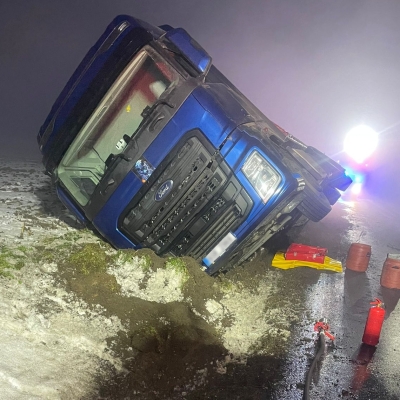 Náhled článku mobil: Noční drama u Počeplic: Hasiči hodiny odčerpávali naftu a překládali tuny štěpky