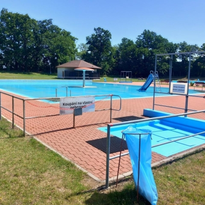 Náhled článku mobil: Koupaliště v Červeném Hrádku čeká radikální proměna. Návštěvníky láká na nové tobogany i adrenalinovou skluzavku
