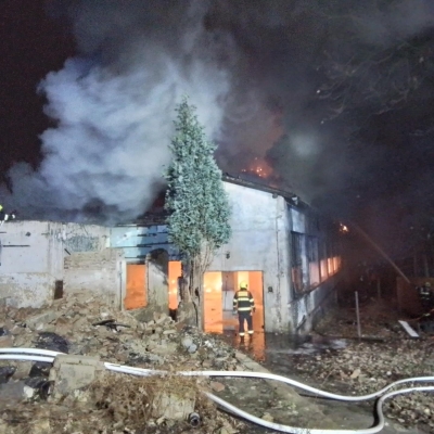 Náhled článku mobil: Devět jednotek hasičů likvidovalo v Ústí nad Labem rozsáhlý požár bývalého divadla