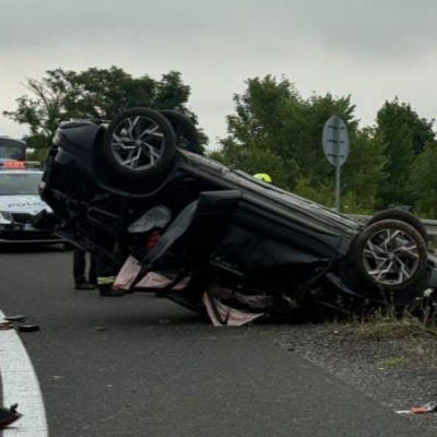 Náhled článku mobil: Nehoda u Bitozevse: Na sjezdu z dálnice D7 se převrátilo auto, řidička se zranila
