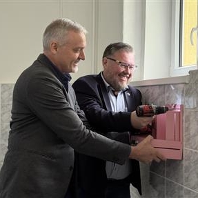Náhled článku mobil: Teplice vybavily školy boxy s menstruačními pomůckami. Předběhly zákonnou povinnost