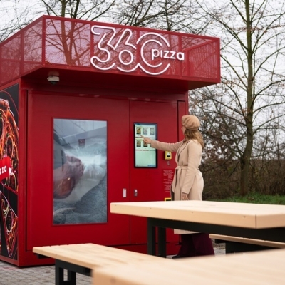 Náhled článku mobil: Pizza i vyprané prádlo přímo na dálnici. ORLEN v Průhonicích testuje unikátní automaty