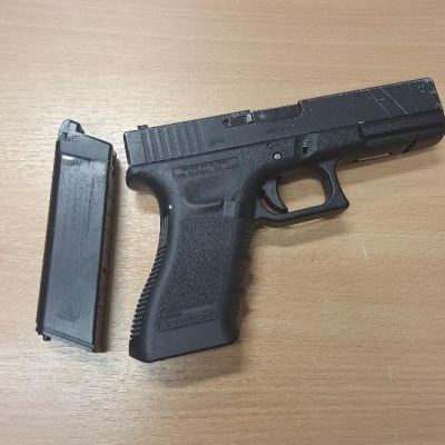 Náhled článku mobil: Na základní škole v Předlicích našli u žáka věrohodnou repliku pistole. Případ řeší policie