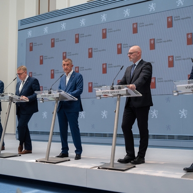 Náhled článku mobil: Žáci bez telefonů a bonusy pro pracující důchodce. Vláda mění školský zákon i pravidla penzí