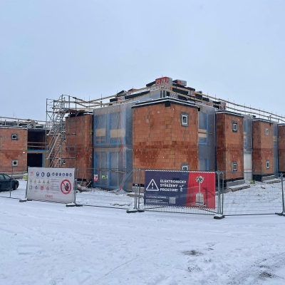 Náhled článku mobil: Domovy pro seniory v České Kamenici dostávají fasádu. Stavba pokračuje hlavně uvnitř budov