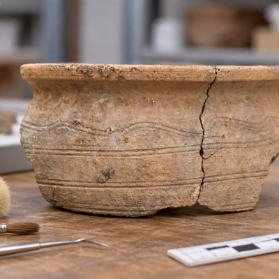 Náhled článku mobil: Muzeum ukázalo, co archeologové našli v Předlicích. Pod zemí čekal náramek i celý hrnec