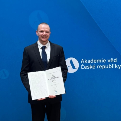 Náhled článku mobil: Rodák z Klášterce mění budoucnost solární energie. Fyzik Aleš Vlk získal Prémii Otto Wichterleho