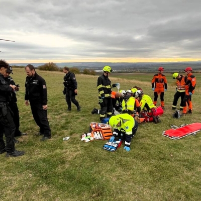 Náhled článku mobil: Na Rané šlo o minuty. Zraněného paraglidistu zachránili v náročném terénu