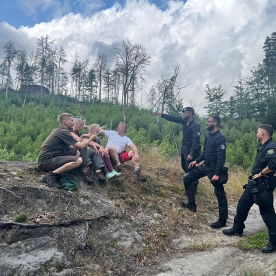 Náhled článku mobil: Drony, koně i němečtí policisté. České Švýcarsko zažívá kvůli obavám z požárů přísné prázdninové kontroly