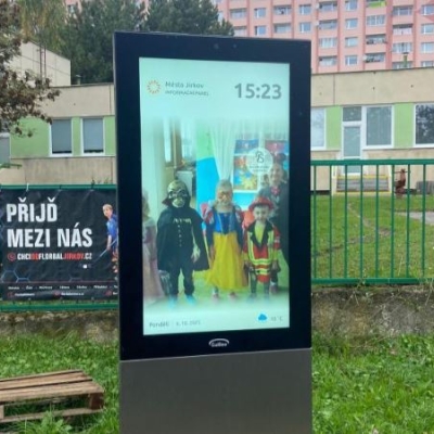 Náhled článku mobil: Jirkov rozšiřuje síť digitálních úředních desek. Nově slouží i Domu dětí a mládeže Paraplíčko