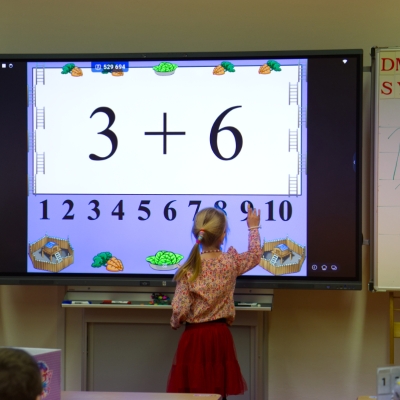 Náhled článku mobil: Školy stále častěji využívají interaktivní technologie. Pomáhají i dětskému zraku