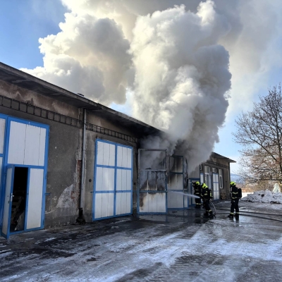 Náhled článku mobil: Požár garáže v průmyslovém areálu v Klášterci nad Ohří: shořelo obytné auto i loď